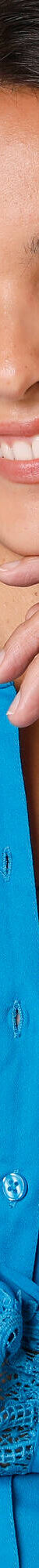 Effen bloes met knopen en kant (blauw) Effen bloes met knopen en kant (blauw)